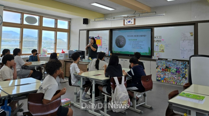 지난해 국립백두대간수목원에서 모집한 위촉강사가 찾아가는 교육 활동을 하고 있다.