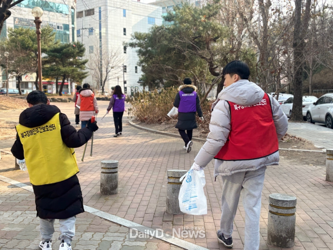 대구행복진흥원. ‘다함께 플로깅 줍줍’ 행사 진행 모습. (사진=대구행복잔흥원 제공)