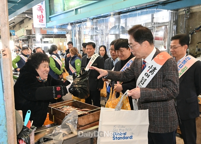 임종식 경북교육감, 포항 죽도시장에서 소비촉진과 골목상권 활성화에 힘 보태