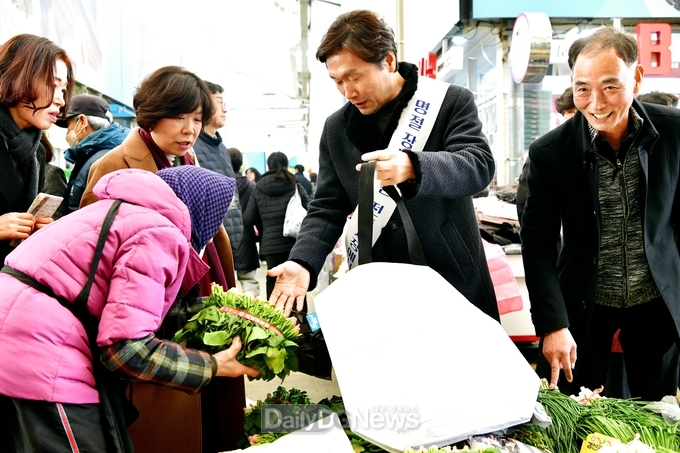 설맞이 전통시장 장보기 행사 통한 민생경제 살리기 참여