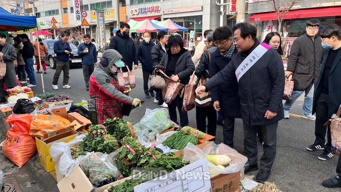 김학홍 경북도 행정부지사, 설맞이 전통시장 장보기 및 아동보육시설 방문