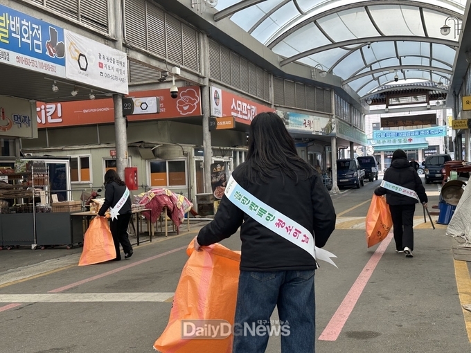 대구광역시 군위군 공무원 봉사단, 설 맞이 전통시장 환경정비 실시