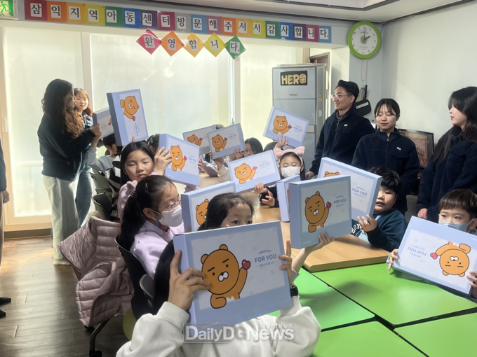 22일 국립칠곡숲체원 임직원들이 삼익지역아동센터에서 아동들에게 학용품을 전달하고 있다. 한국산림복지진흥원 국립칠곡숲체원 제공