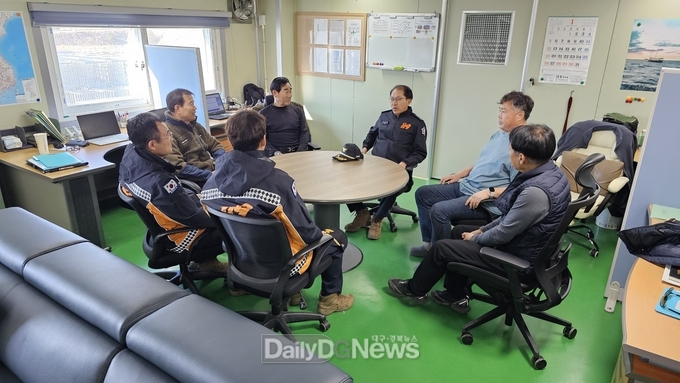 장해동 119산불특수대응단장, 소방헬기(불새 1호) 출동대 격려 방문