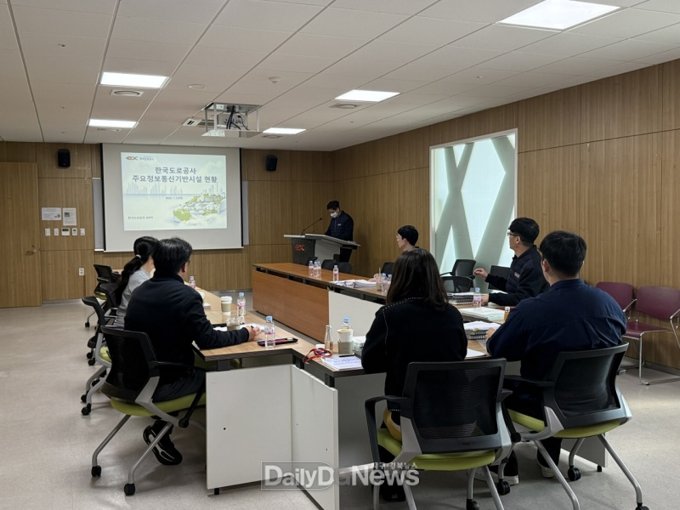 23일 한국도로공사 본사에서 한국도로공사, 국가정보원, 국토교통부 관계자들이 정보통신기반시설 시스템 보안 컨설팅을 진행하고 있다.