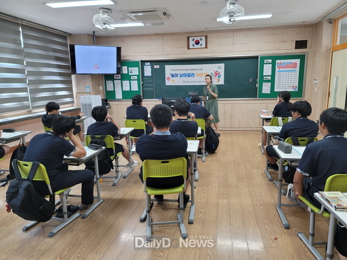 경주시 제공) 청소년들이 꿈과 희망을 키우며 건강한 사회인으로 성장할 수 있도록 체계적인 청소년정책을 시행하고 있다. 사진은 찾아가는 집단상담 프로그램 운영