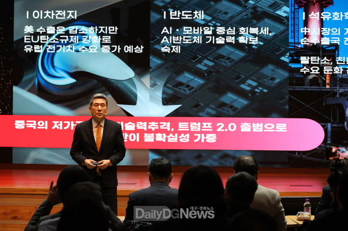 이강덕 포항시장이 지난 1월 신년 기자간담회에서 포항시의 이차전지 산업 추진 방향을 설명하고 있다.