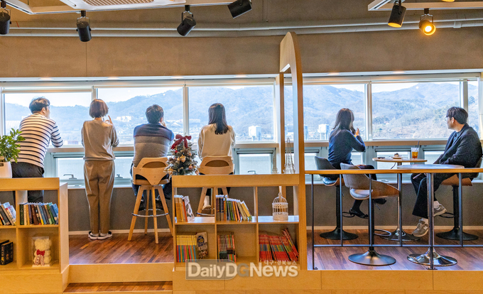 칠곡호국평화기념관 북카페‘호커1580’에서 방문객들이 낙동강을 바라보며 힐링의 시간을 보내고 있다.
