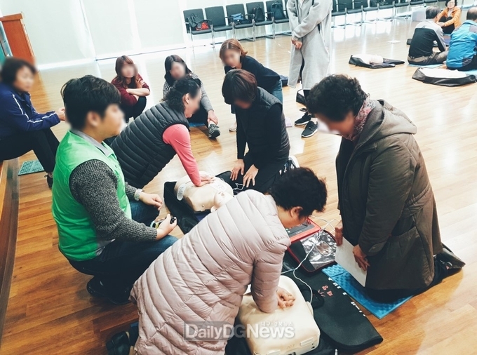 대구 동구청은 동구보건소가 지역 주민을 대상으로 심폐소생술 상설교육 프로그램을 오는 11월까지 실시한다. (사진=동구 제공)