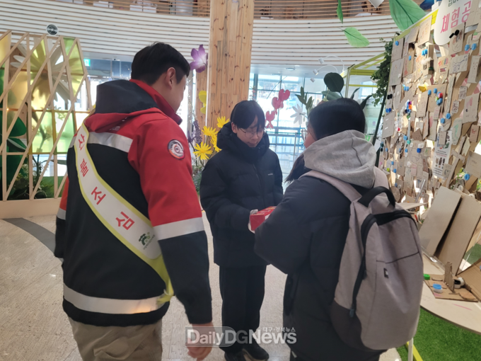 국립백두대간수목원에서 산불조심 예방 캠페인을 진행하며 관람객 대상 산불 발견 시 신고 요령이 담긴 안내물과 간이 소화기를 배부하고 있다.