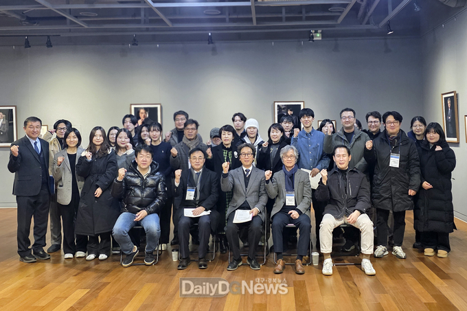 계명대학교는 힘내라 우리 기업을 주제로 산학협력 기업 임원들의 사진작품으로 전시회를 가지고 있다. (사진=계명대 제공)