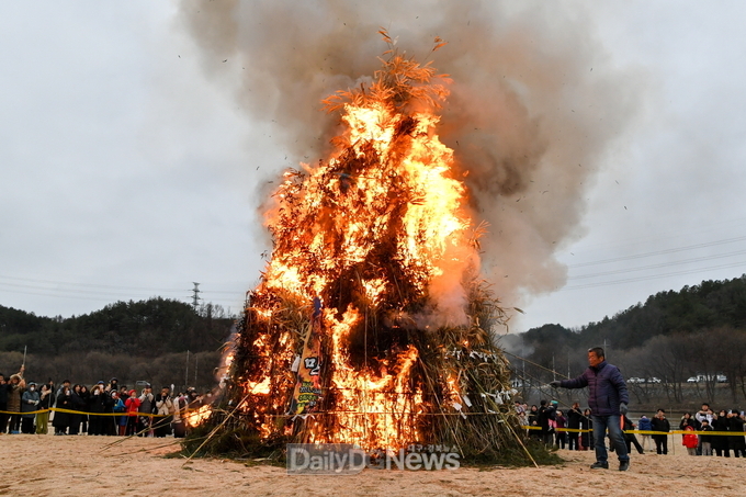 무섬마을 백사장 정월대보름 달집태우기 모습