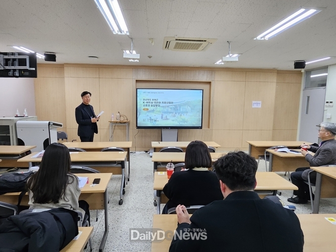 김규하 기획예산실장이 2025 경제학 공동학술대회에 참석해 발표를 하고 있다