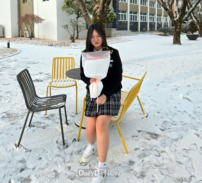 “순심교육재단이사장 표창장을 받은 뒤 무대에서 셀카를 찍으며 졸업을 기념했던 순심여중 3학년 졸업생 윤가은 양. 윤 양은“졸업은 끝이 아니라 새로운 시작이니까 기분 좋게 추억을 남기고 싶었다”며, 친구들과 함께 웃으며 졸업식을 즐기고 있다.
