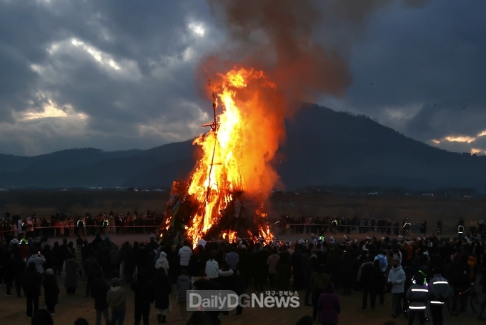 안강 칠평천 둔치에서 정월대보름을 맞아 시민 한마음문화축제(달집태우기) 행사가 열리고 있다
