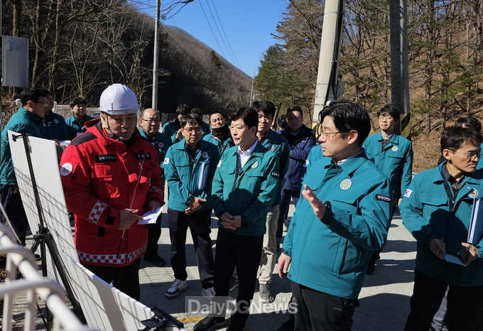 양현두 경주시 산림경영과장이 13일 토함산 일원 땅밀림 현장을 방문해 오병권 행안부 자연재난실장 등 관계자들을 대상으로 현장 브리핑을 진행하고 있다. 