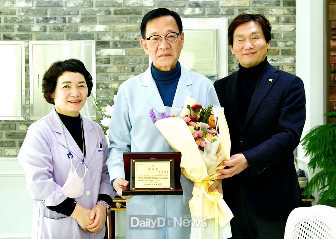 경산시장학회, 권오흥 원장(권치과의원)에 감사패 전달