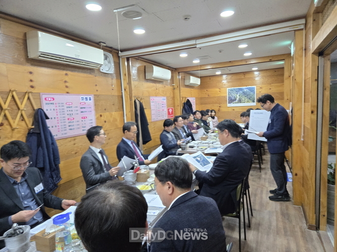 영주 출신 중앙부처 공무원들과 정례 정책간담회를 진행하고 있다