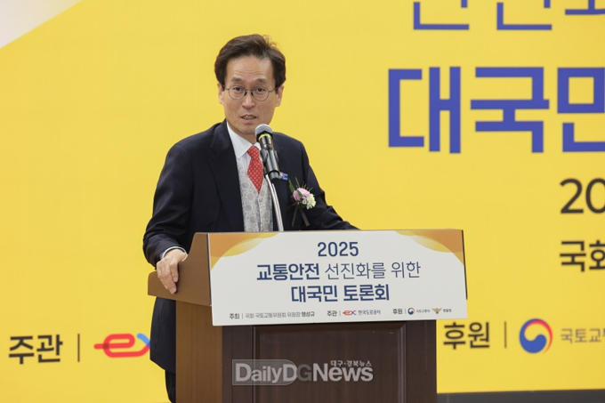 19일, 함진규 한국도로공사 사장이 국회 의원회관에서 열린 교통안전 선진화를 위한 대국민 토론회에서 환영사를 전달하고 있다.