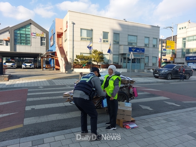 칠곡경찰서, 폐지 수거 고령자 대상 교통안전 홍보·교육