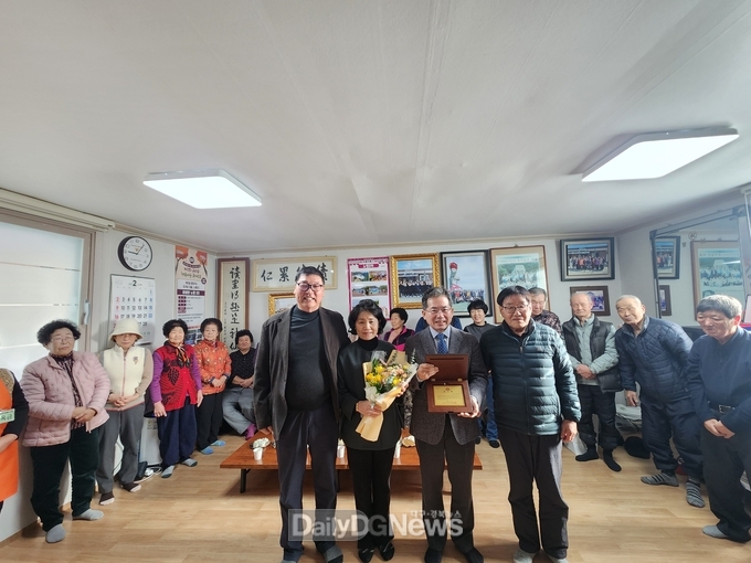 김진열 군위군수, 노행2리 마을에서 감사패 받아