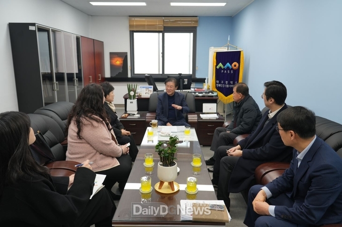 대구광역시행복진흥사회서비스원이 26일 울산가족복지진흥사회서비스원을 방문하고 있다. (사진=대구행복진흥원 제공)