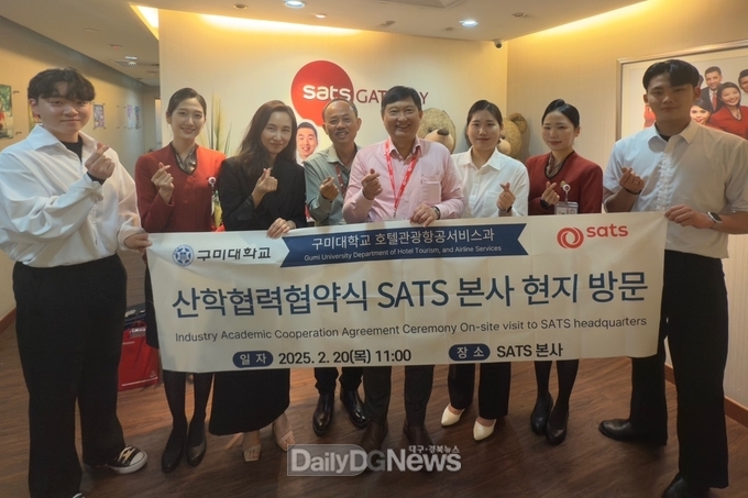 이소라 교수(앞줄 좌)와 Ben Tan(앞줄 우) Assistant Vice President와 Vincent Chan(가운데) Senior Vice President가 기념촬영을 하고 있다.