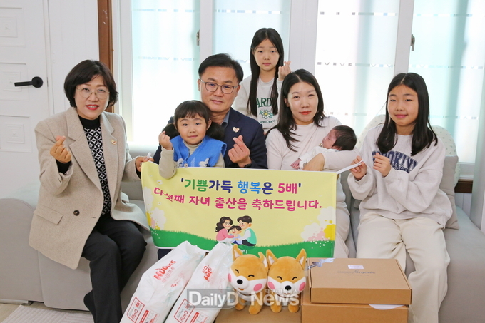 송호준 부시장이 2월 28일 성건동에 거주 중인 다섯째 출산 가정을 방문해 축하 선물 전달 후 가족들과 기념 촬영을 하고 있다.