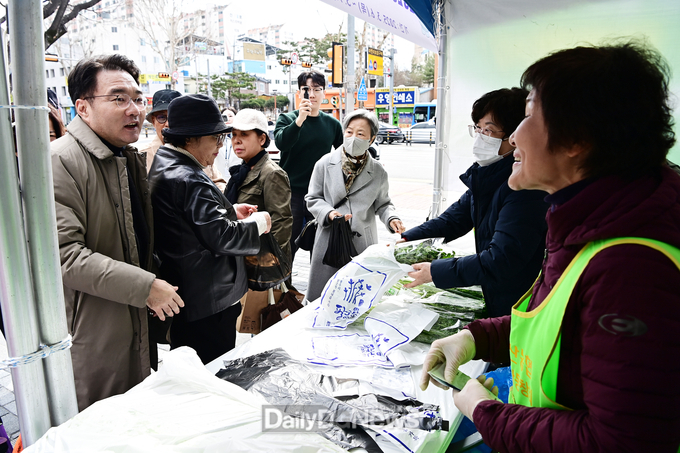 대구 동구청이 마련한 ‘동구 농·특산물’ 행사가 오픈 첫날부터 500여 명이 찾아 흥행을 보이고 있다. (사진=동구 제공)