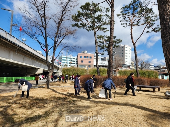 영천사랑실버봉사단, 금호강변 환경정비로 2025년 활동 시작