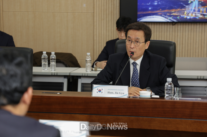 3월 7일, 한국도로공사 ex-스마트센터에서 함진규 한국도로공사 사장(오른쪽)과 누온 파랏 캄보디아 캄퐁톰 주지사(왼쪽)가 면담을 하고 있다.