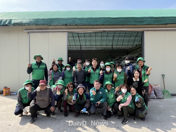 쌍림면 새마을회, 폐농약병 수거 및 선별작업 실시