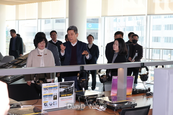 지난 10일 이강덕 포항시장이 포은흥해도서관을 방문해 음악 관련 장비들을 살펴보고 있다.