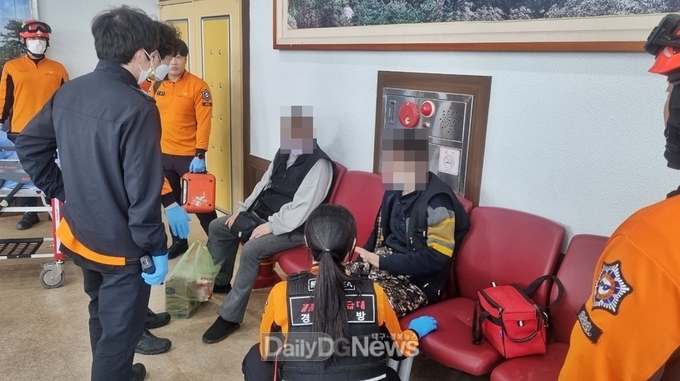 12일 오후 2시께 경주시 외동읍 행정복지센터를 방문한 70대 주민이 갑자기 경련을 일으키며 쓰러지자 119구급대원들이 출동해 상황을 살피고 있는 모습. 