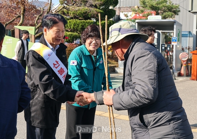 수륜면 나무나누어주기 및 산불예방 캠페인 실시
