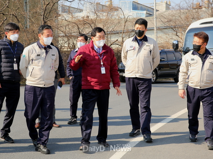 주낙영 시장이 경주지역 한 기업체 현장을 방문하고 있다