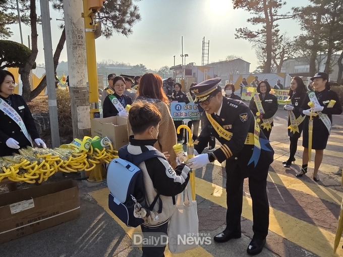 의성경찰, 어린이 등굣길 교통안전 캠페인 전개