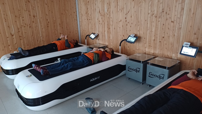 대한고엽제전우회 회원들의 아쿠아마사지 등 치유장비를 활용하여 마사지를 받고 있는 모습, 한국산림복지진흥원 국립산림치유원 제공.