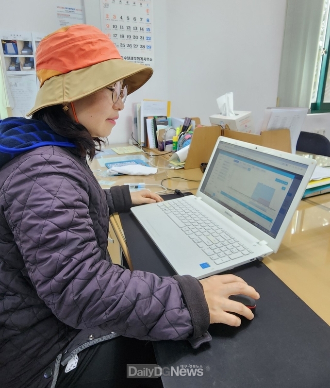 의성군 제공) 검침원 최순연씨가 원격검침 모니터링을 확인하고 있다.