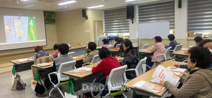 의성군립도서관, 경북 최초 ‘시니어북 리스타트’ 운영