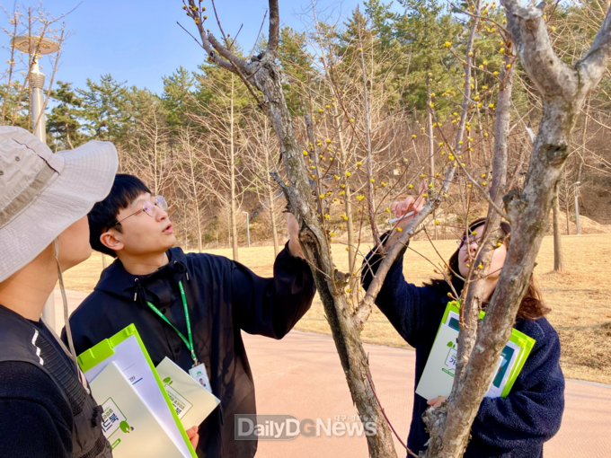 3월 20일 산림복지연구개발센터(센터장 최정호, 오른쪽 여섯번째)는 한국청각장애인복지회 운보원(경기도 포천시 진접읍 소재)에서 운영 중인 산림복지전문업 이음숲(대표 김지혜, 왼쪽 두 번째)의 산림치유 프로그램을 참여하고 산림치유 효과검증 모니터링 및 컨설팅을 실시하고 기념촬영을 하고 있다.. 한국산림복지진흥원 산림복지연구개발센터 제공