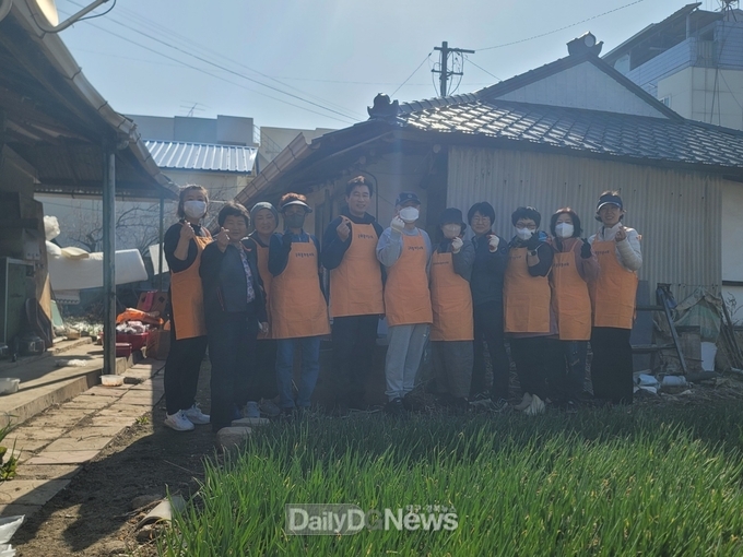 군위불자봉사회, 청소봉사로 이웃사랑 실천