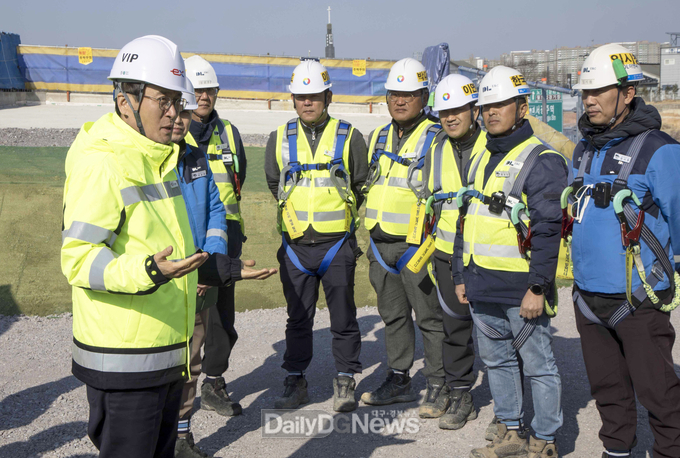 한국도로공사 함진규 사장(맨 왼쪽)이 공사참여자와 근로자에게 안전 최우선을 당부하는 모습(강진광주건설사업단 7공구)
