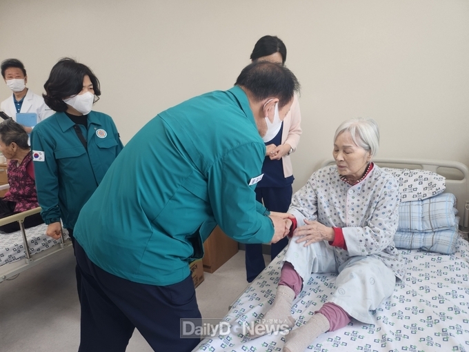 신현국 문경시장 의성 요양병원 이송 환자 위문