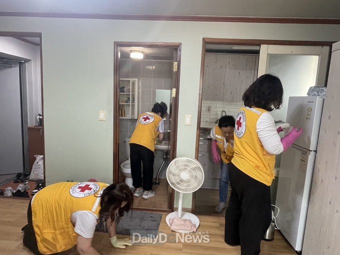 경산시 중앙동적십자, 저소득 가구 주거환경 개선 봉사 실시