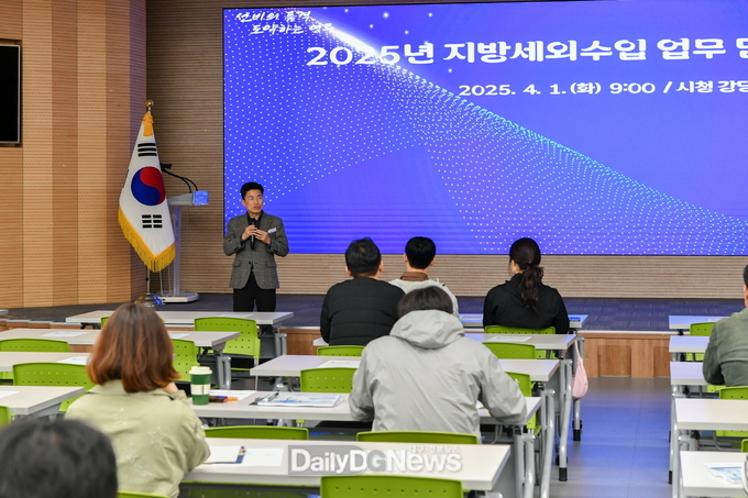 김준한 세무과장이 담당자의 전문성이 매우 중요하다고 말하고 있다