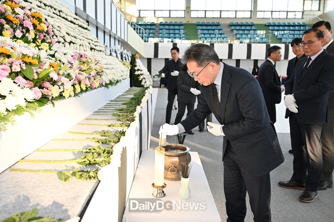 김진열 군위군수, 산불 피해 희생자 합동분향소 찾아 추모