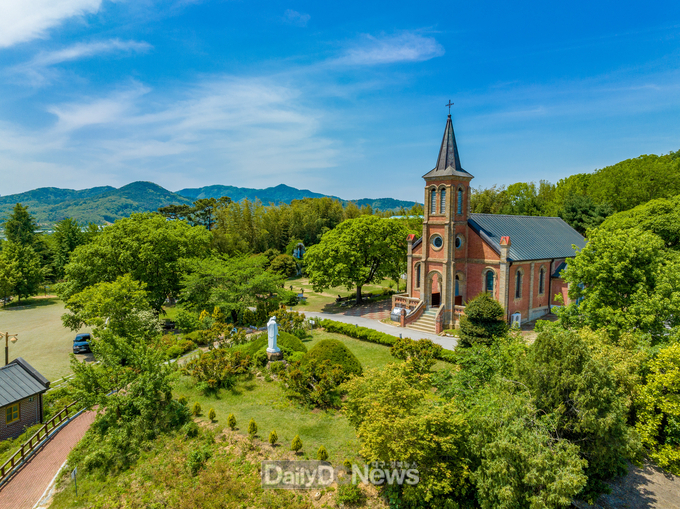 경북 칠곡군 왜관읍에 위치한 가실성당. 1923년 건립된 경북에서 가장 오래된 성당으로, 최근 넷플릭스 드라마‘폭싹 속았수다’웨딩 장면의 배경으로 등장하며 주목을 받고 있다.