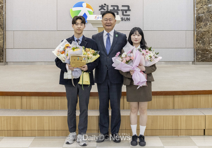 김재욱 칠곡군수가 군정 유공 표창을 받은 김동준(왼쪽), 이선영(오른쪽) 학생과 기념촬영을 하고 있다.