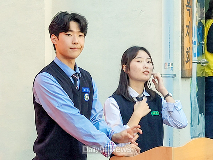 지난해 11월 칠곡군 왜관읍에서 열린‘쩜오골목축제’에서 공동 사회를 맡은 김동준(왼쪽) 군과 이선영(오른쪽) 양